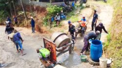 VIRAL nya PERBAIKAN JALAN GUNUNG GEBOS – FORUM MEDIA SUMEDANG TIMUR BERI BANTUAN, HAJI IIK: “HARAPAN PEMERINTAH RESPON CEPAT!”