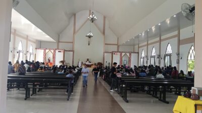 Polsek Muara Wahau Amankan Ibadah Minggu di Gereja Santo Maria Ratu Damai Berlangsung Aman dan Khidmat