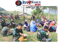 Kebersamaan Warga dan Satgas TMMD ke-128 Kodim 0611/Garut Nikmati Makan Siang Bersama di Lokasi Pembangunan Jalan