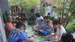 Eratkan Kemanunggalan TNI–Rakyat, Satgas TMMD ke-128 Kodim 0611/Garut Personil Yon Arhanud 3 Gelar Makan Bersama Warga