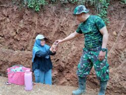 Ibu Dedeh, Warga Kp. Cikadongdong, Ikhlas Berbagi Semangat Lewat Secangkir Kopi