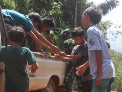 Libur Tanggal Merah, Anak-anak Sekolah dari Desa Cikadongdong Ikut Berperan Aktif