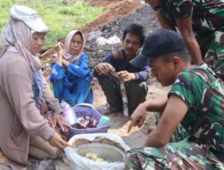PEDAGANG GORENGAN KELILING HADIR SETIAP HARI DI LOKASI TMMD, DEMI MEMUTAR RODA PEREKONOMIAN