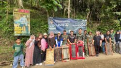 Keceriaan Satgas TMMD Bersama Warga Nikmati Wahana Lolorian di Sela Istirahat Siang