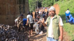 Warga Kampung Cibangkerong Bergerak Bersama, Didin (47 Tahun) Pimpin Gotong Royong Pembangunan di TMMD ke-128 Kodim 0611/Garut