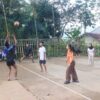 Di Sela Waktu Luang, Anggota Satgas TMMD Ke-128 Kodim 0611/Garut Hiburkan Diri dengan Bermain Volly Bersama Warga