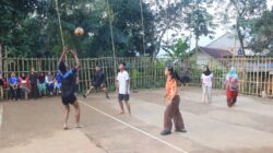 Di Sela Waktu Luang, Anggota Satgas TMMD Ke-128 Kodim 0611/Garut Hiburkan Diri dengan Bermain Volly Bersama Warga