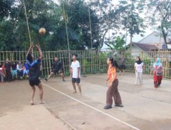 Di Sela Waktu Luang, Anggota Satgas TMMD Ke-128 Kodim 0611/Garut Hiburkan Diri dengan Bermain Volly Bersama Warga