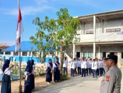 Polisi Edukasi Santri SMP Ibnu Sina tentang Disiplin, Wawasan Kebangsaan dan Bahaya Hoaks