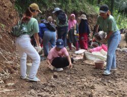 Generasi Muda Gen Z Warga Cibangkerong Berpartisipasi Aktif dalam Kerja Bakti Pengerasan Jalan TMMD ke-128