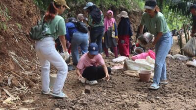 Generasi Muda Gen Z Warga Cibangkerong Berpartisipasi Aktif dalam Kerja Bakti Pengerasan Jalan TMMD ke-128