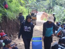 Kepala Dusun Milenial Bagikan Nasi Bungkus untuk Pekerja dan Prajurit TMMD ke-128