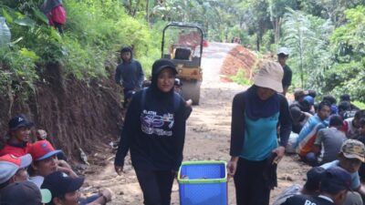 Kepala Dusun Milenial Bagikan Nasi Bungkus untuk Pekerja dan Prajurit TMMD ke-128