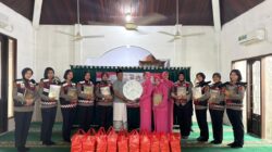 Polwan dan Bhayangkari Daerah Kaltim Berbagi Kebahagiaan, Salurkan Nasi Kotak dan Al-Qur’an kepada Masyarakat