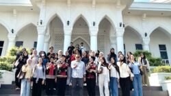 Belajar Hukum dari Akar Peradaban: Mahasiswa Uniba Kuliah Lapangan di Museum Raja Ali Haji Batam.