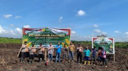 Polsek Bengalon Kawal Program Ketahanan Pangan, Tanam Jagung Bersama Poktan Tirta Jaya di Desa Sekrat