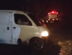 Gagal Menanjak di Jalan Rusak, Sebuah Grandmax Terperosok ke Parit di Caringin; Damkar Bungbulang Turun Tangan