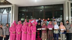 Polwan Polda Kaltim dan Bhayangkari Berbagi Kebahagiaan, Salurkan Ratusan Nasi Kotak dan Al-Qur’an di Masjid Ar-Rahman