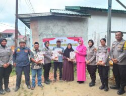 Polwan dan Bhayangkari Biddokkes Rumkit Bhayangkara Balikpapan Berbagi, Salurkan 100 Paket Beras kepada Warga Graha Indah