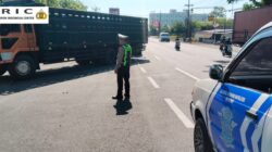 Antrean BBM Mengular, Satlantas Polres Pasuruan Turun Tangan Cegah Kemacetan di Beji