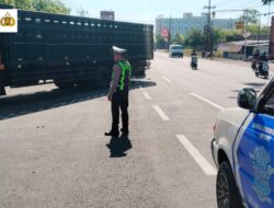 Antrean BBM Mengular, Satlantas Polres Pasuruan Turun Tangan Cegah Kemacetan di Beji