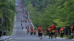 Panjat Pinang Hari Bhayangkara ke-80, Wujudkan Kebersamaan Polri dan Masyarakat di Kaltim