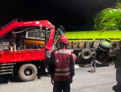 Respons Cepat Brimob Kaltim Tangani Lakalantas Truk Fuso di Gunung Bakaran Balikpapan