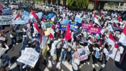 Sampaikan Petisi “MBG Lanjutkan”, Ribuan Warga Sidoarjo Gelar Aksi Damai dan Bagi-Bagi Nasi Kotak JM