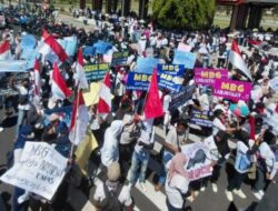 Sampaikan Petisi “MBG Lanjutkan”, Ribuan Warga Sidoarjo Gelar Aksi Damai dan Bagi-Bagi Nasi Kotak JM