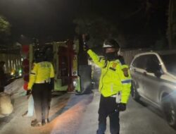 Polisi Evakuasi Truk Terguling dan Urai Kemacetan di Jalur Bandung–Garut