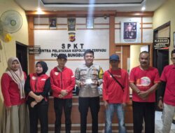 Kejutan Manis di Keheningan Malam: Komunitas Radio RJ Sambangi Polsek Bungbulang pada Hari Bhayangkara ke-80