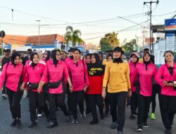Semarak Hari Bhayangkara ke-80, Personel Brimob dan Bhayangkari Ikuti Fun Walk dan Senam Bersama di Sumbawa