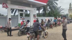 Polsek Muara Wahau Kawal Distribusi BBM di SPBU Karya Bhakti, Pastikan Antrean Tertib dan Tepat Sasaran
