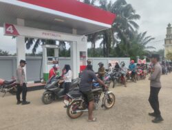 Polsek Muara Wahau Kawal Distribusi BBM di SPBU Karya Bhakti, Pastikan Antrean Tertib dan Tepat Sasaran