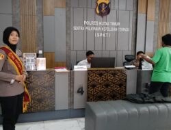 Senyum Ramah Polwan di SPKT Polres Kutim Cerminkan Pelayanan Prima kepada Masyarakat