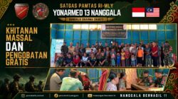 Peringati HUT Ke-64, Satgas Pamtas RI-Malaysia Yonarmed 13/Nanggala Gandeng Puskesmas Badau Gelar Khitanan Massal dan Pengobatan Gratis di Desa Pulau Majang