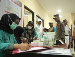 Dokkes Polres Kutim Berikan Pelayanan Maksimal pada Sunatan Massal Hari Bhayangkara ke-80