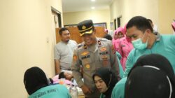 Wakapolres Kutim Tinjau Langsung Pelaksanaan Sunatan Massal Hari Bhayangkara ke-80