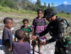 Sinergitas Satgas Yonif 645/Gty dan Puskesmas Distrik Apalapsili Berikan Yankes Keliling dari Rumah ke Rumah