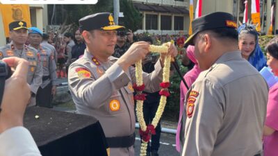 Pergantian Kepemimpinan, Polda Kalbar Gelar Tradisi Penyambutan Untuk Irjen Pol. Alberd Teddy Benhard Sianipar