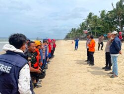 Tim Pammat Ditsamapta Polda Kaltim Bantu Pencarian Korban Tenggelam di Pantai Balikpapan