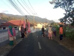 Jumat Bersih-Bersih Bukti Kekompakan Luar Biasa Warga Kampung Kertabaraya