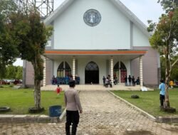 Polsek Muara Wahau Amankan Ibadah Minggu di Gereja Santo Maria Ratu Damai, Berlangsung Aman dan Lancar
