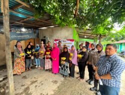 Polwan Polda Kaltim dan Bhayangkari Daerah Kaltim Salurkan 100 Paket Minyak Goreng kepada Warga Gunung Samarinda Baru