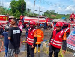 Tim Respons Bencana Batalyon B Pelopor Satbrimob Polda Kaltim Sigap Tangani Kebakaran di Samarinda Seberang