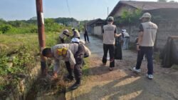 Polisi Turun Bersih-Bersih Bareng Warga, Kapolsek Sangatta Utara Ajak Wujudkan Sangatta Bersih dan Sehat