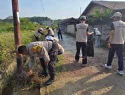 Polisi Turun Bersih-Bersih Bareng Warga, Kapolsek Sangatta Utara Ajak Wujudkan Sangatta Bersih dan Sehat