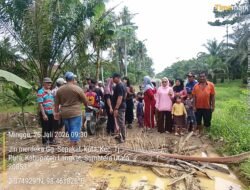 JALAN KAMI RUSAK PULUHAN TAHUN, WARGA MUKA PAYAH DESAK PRESIDEN: IJINKAN KAMI TIDAK BAYAR PAJAK, KAMI BANGUN SENDIRI