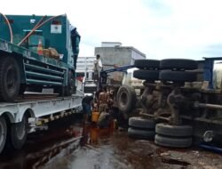 Mobil Tangki Minyak SPO Terguling di Betung, Muatan Tumpah, Warga Berbondong-bondong Ambil Minyak
