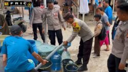 Polisi Distribusikan Air Bersih Gratis bagi Warga Terdampak Kemarau